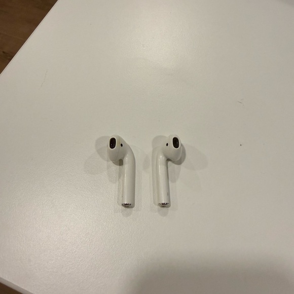 First Generation AirPods - Picture 6 of 8